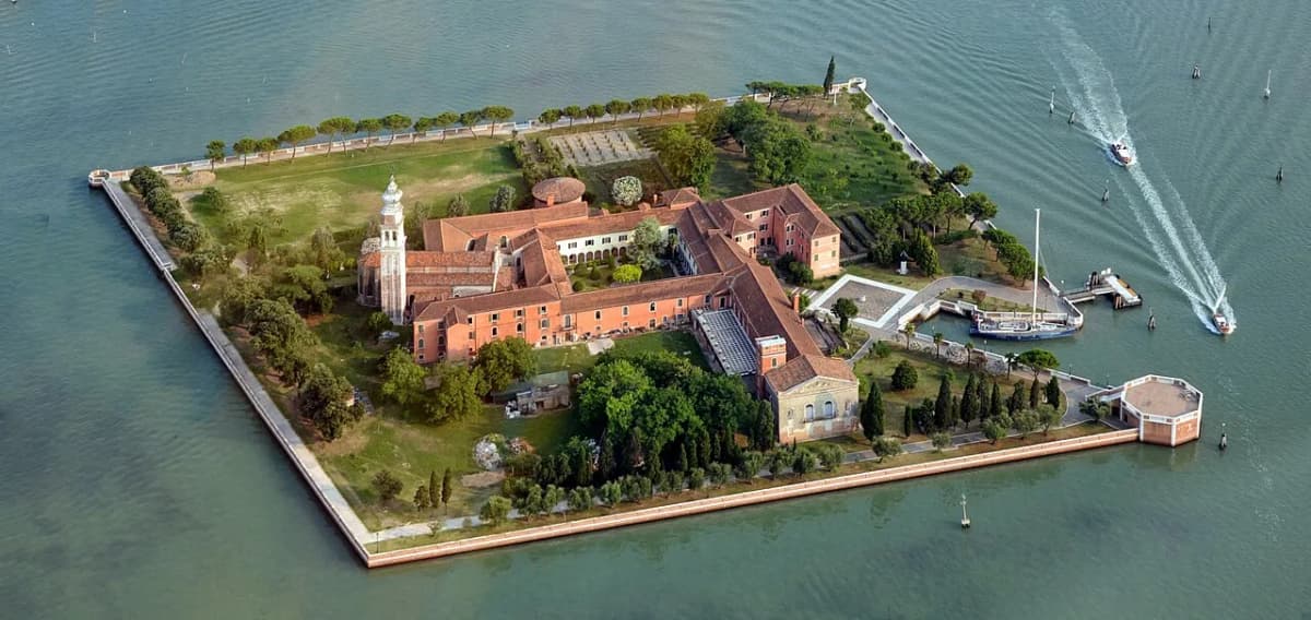 Aerial view — Anton Nosik, CC BY 3.0 (https://creativecommons.org/licenses/by/3.0/). https://commons.wikimedia.org/wiki/File:San_Lazzaro_degli_Armeni,_Venice_aerial_photo_2013.jpg
