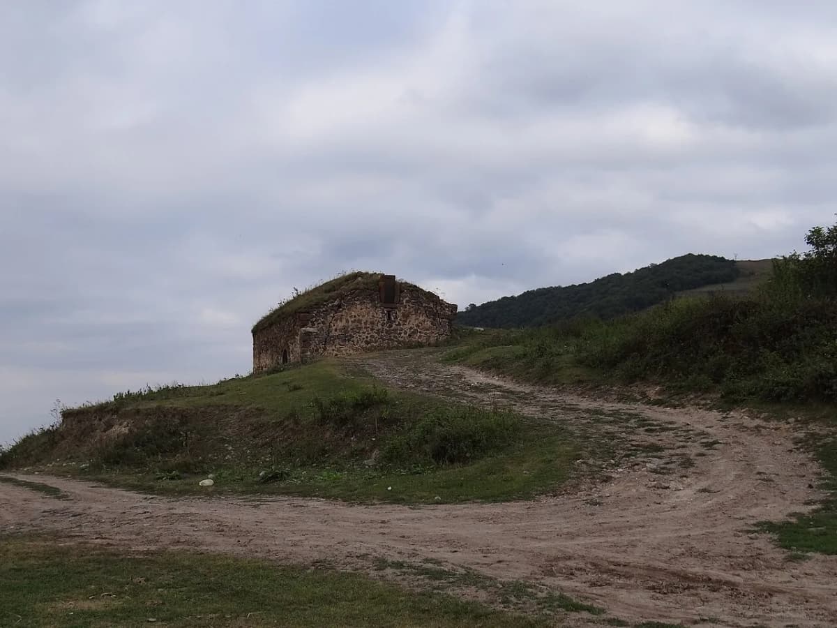 Bardzravan Saint Hripsime — Nune Minasyan, CC BY-SA 3.0. https://commons.wikimedia.org/wiki/File:%D4%B2%D5%A1%D6%80%D5%B1%D6%80%D5%A1%D5%BE%D5%A1%D5%B6%D5%AB_%D5%BD%D5%A2_%D5%80%D5%BC%D5%AB%D6%83%D5%BD%D5%AB%D5%B4%D5%A5_%D5%A5%D5%AF%D5%A5%D5%B2%D5%A5%D6%81%D5%AB.JPG