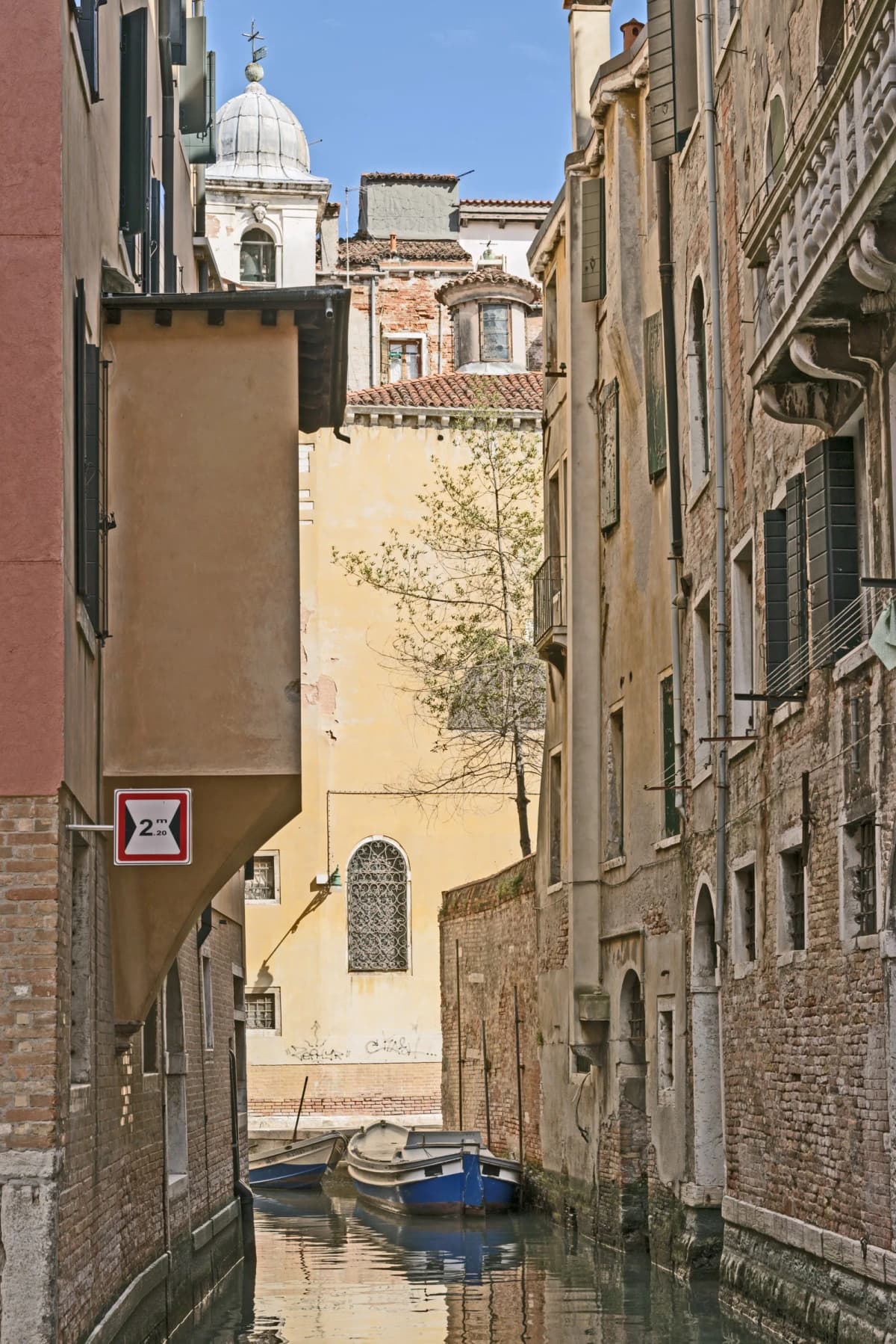 Santa Croce degli Armeni from Rio dei Ferai — Didier Descouens, CC BY-SA 3.0 (https://creativecommons.org/licenses/by-sa/3.0/). https://commons.wikimedia.org/wiki/File:Chiesa_di_Santa_Croce_degli_Armeni,_Rio_dei_Ferai.jpg