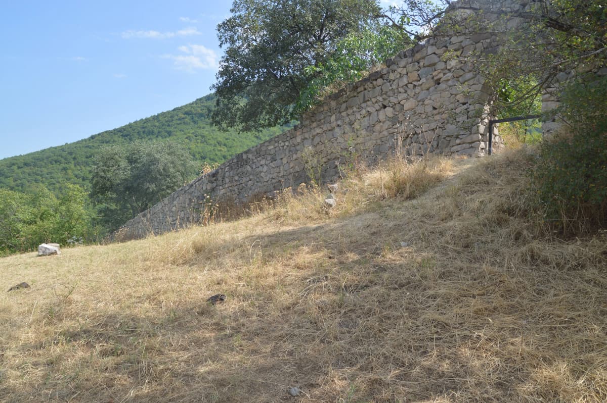 sedrakGr · CC BY 3.0 · https://creativecommons.org/licenses/by/3.0/ · https://commons.wikimedia.org/wiki/File:Halidzor_fortress,_Syunik,_Armenia_-_panoramio_(7).jpg