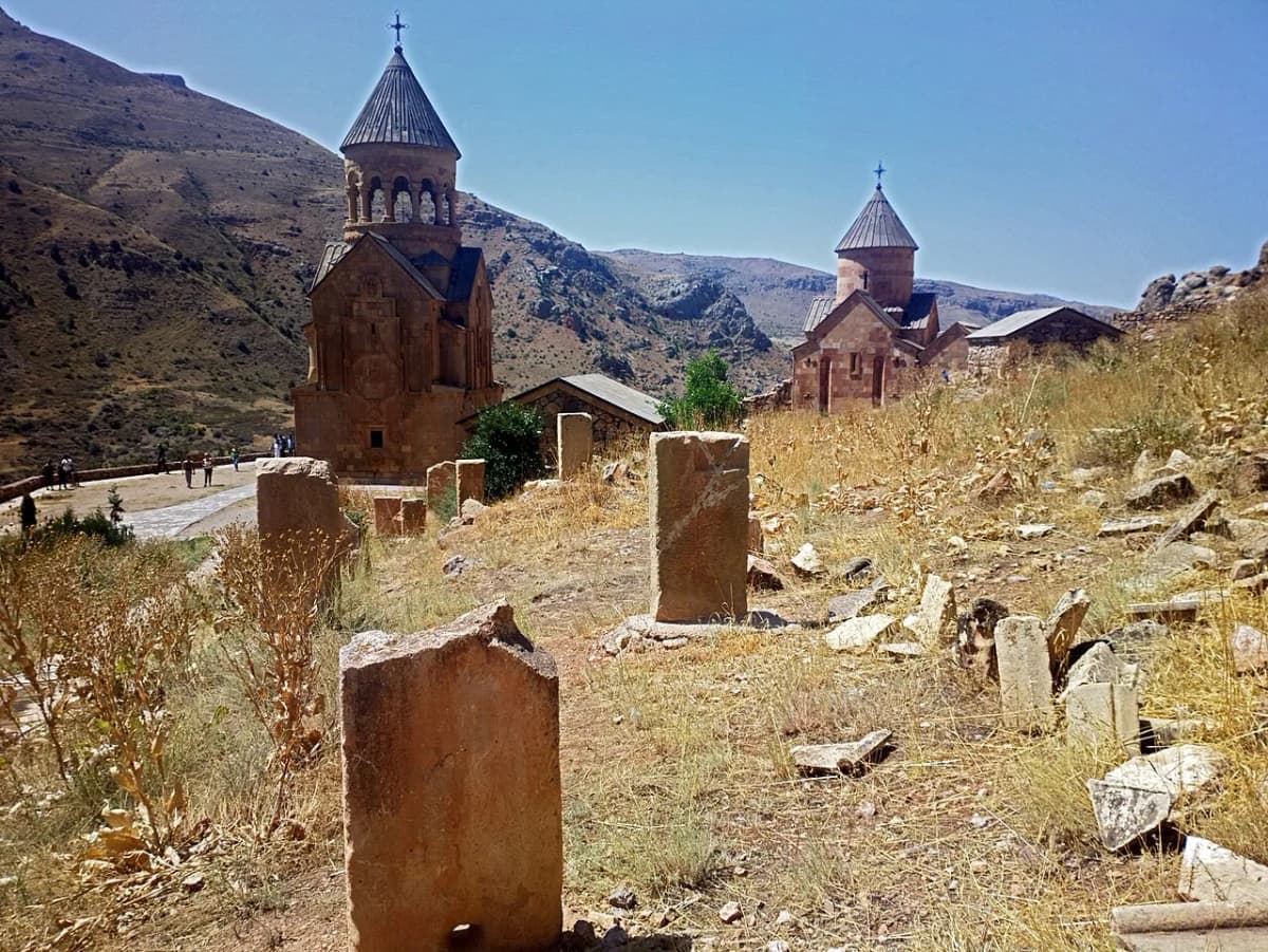 Noravank — Soghomon Matevosyan, CC BY-SA 4.0. https://commons.wikimedia.org/wiki/File:%2BAmaghu_Noravank_Monastery_50.jpg