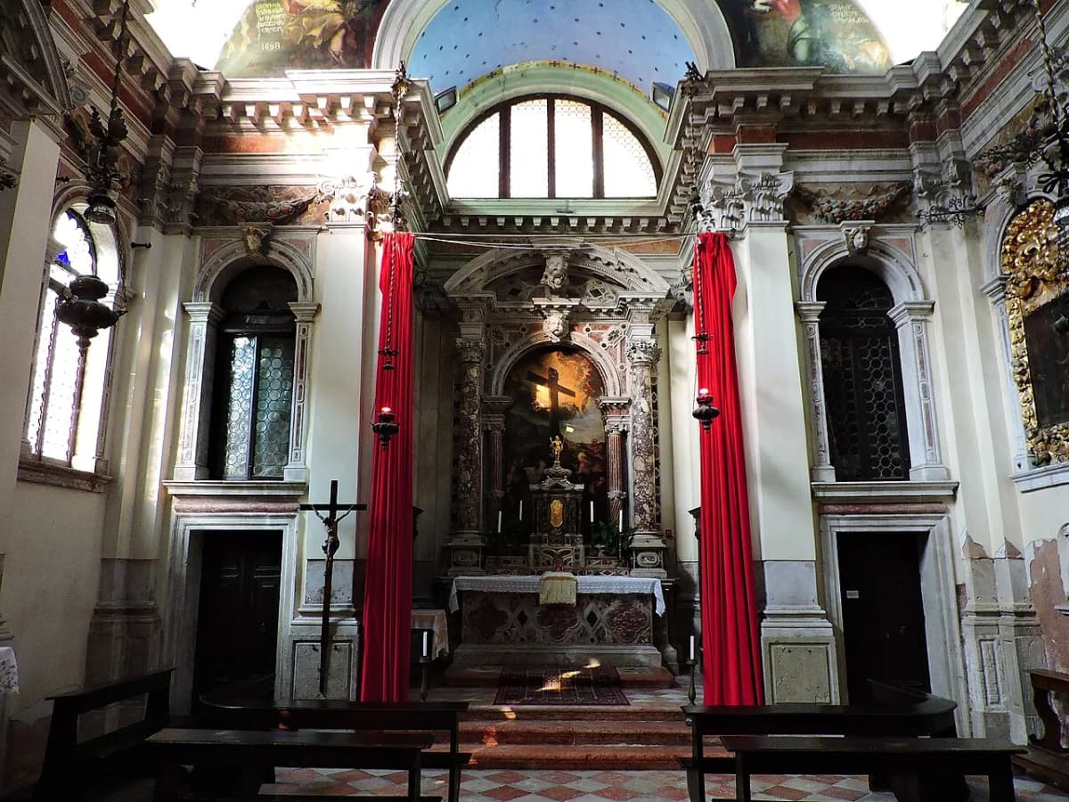 Santa Croce degli Armeni — Dimitris Kamaras, CC BY 2.0 (https://creativecommons.org/licenses/by/2.0/). https://commons.wikimedia.org/wiki/File:Chiesa_di_S._Croce_degli_Armeni,_Venice_(37065754584).jpg