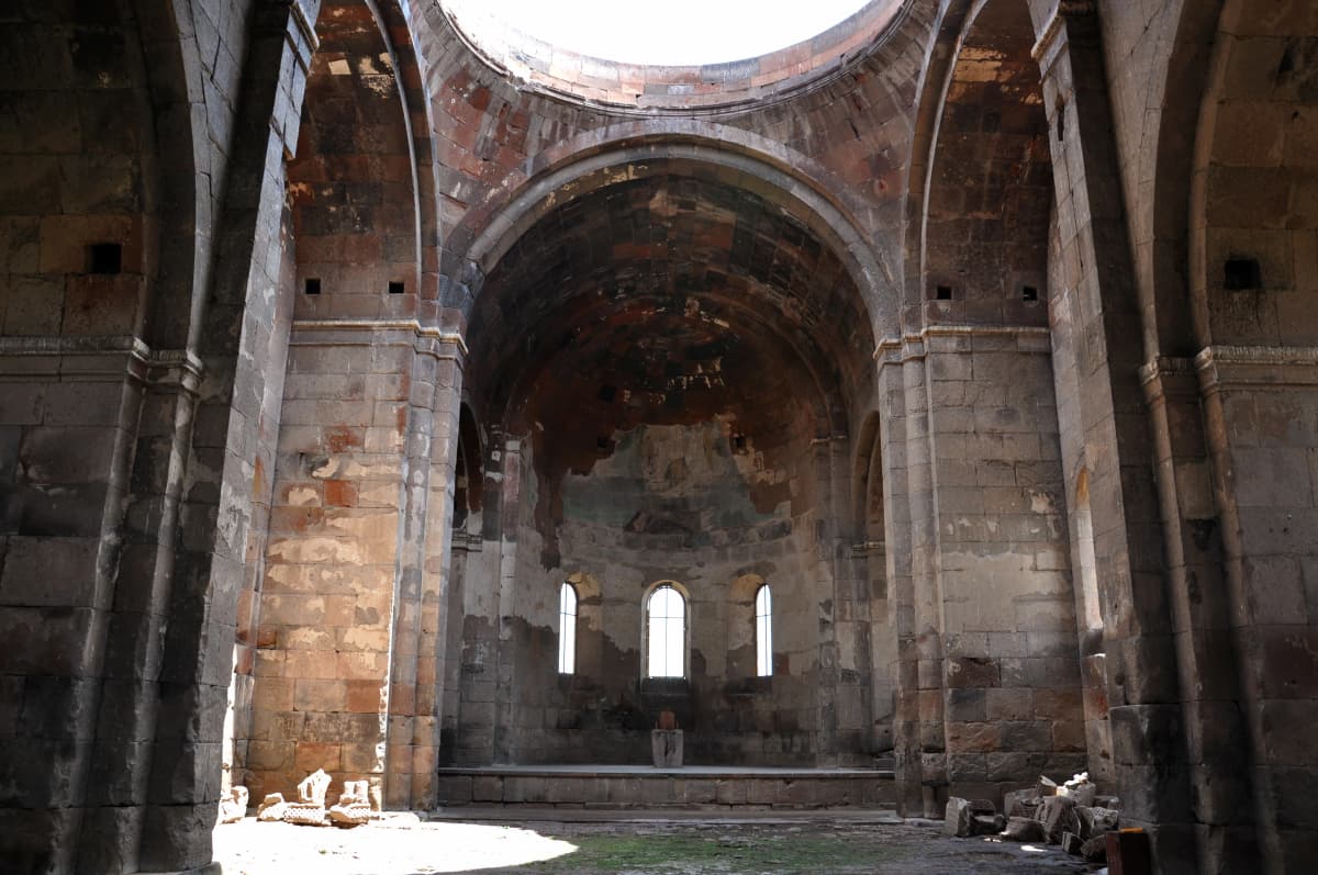 ARUCHAVANK · nina stoessinger · CC BY-SA 2.0 · https://creativecommons.org/licenses/by-sa/2.0/ · https://commons.wikimedia.org/wiki/File:Aruchavank_interior.jpg