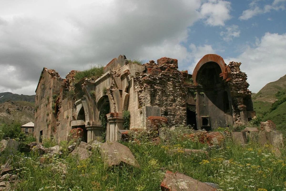 Arates Monastery — Z galstyan, CC BY-SA 3.0. https://commons.wikimedia.org/wiki/File:%D4%B1%D5%90%D4%B1%D5%8F%D4%B5%D5%8D%D4%BB_%D5%8E%D4%B1%D5%86%D5%94_17.jpg