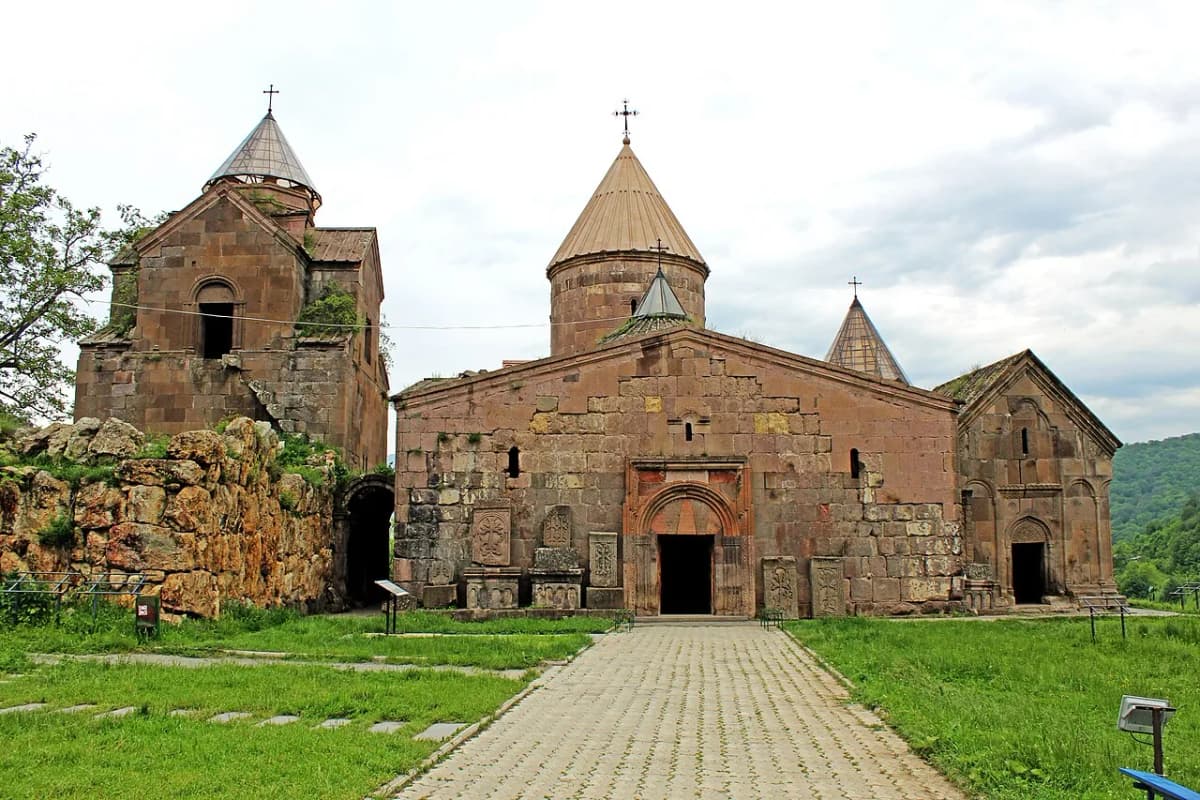 Goshavank — Soghomon Matevosyan, CC BY-SA 4.0. https://commons.wikimedia.org/wiki/File:-%D4%B3%D5%B8%D5%B7%D5%A1%D5%BE%D5%A1%D5%B6%D6%84_%D5%BE%D5%A1%D5%B6%D5%A1%D5%AF%D5%A1%D5%B6_%D5%B0%D5%A1%D5%B4%D5%A1%D5%AC%D5%AB%D6%80.jpg