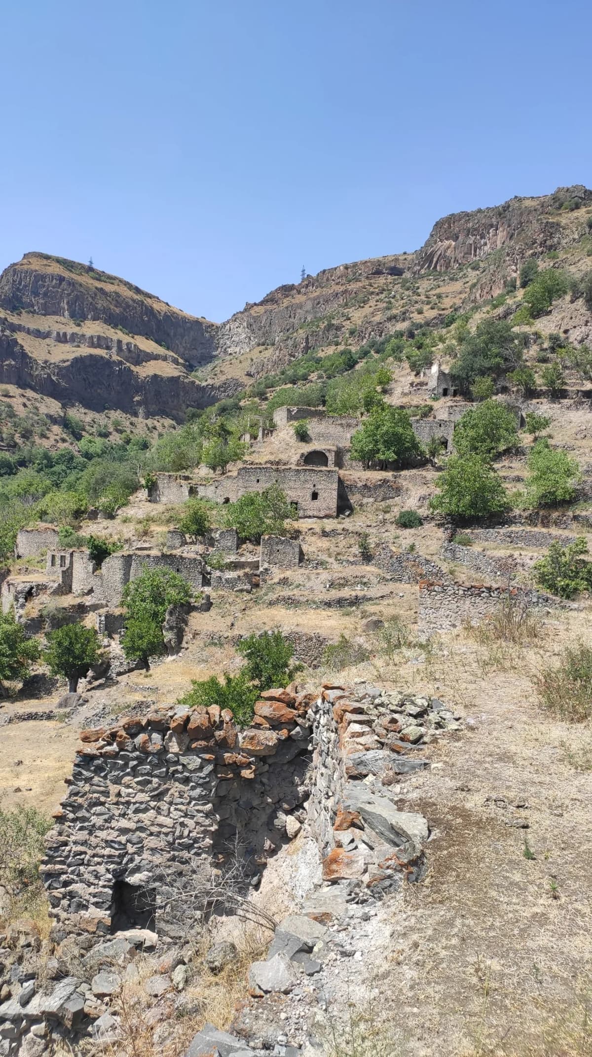 Old Khot — Well-read MountainMan, CC BY-SA 4.0. https://commons.wikimedia.org/wiki/File:Old_Khot_village_2.jpg