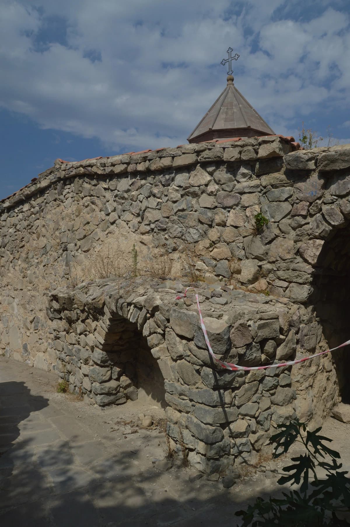 sedrakGr · CC BY 3.0 · https://creativecommons.org/licenses/by/3.0/ · https://commons.wikimedia.org/wiki/File:Halidzor_fortress,_Syunik,_Armenia_-_panoramio_(1).jpg