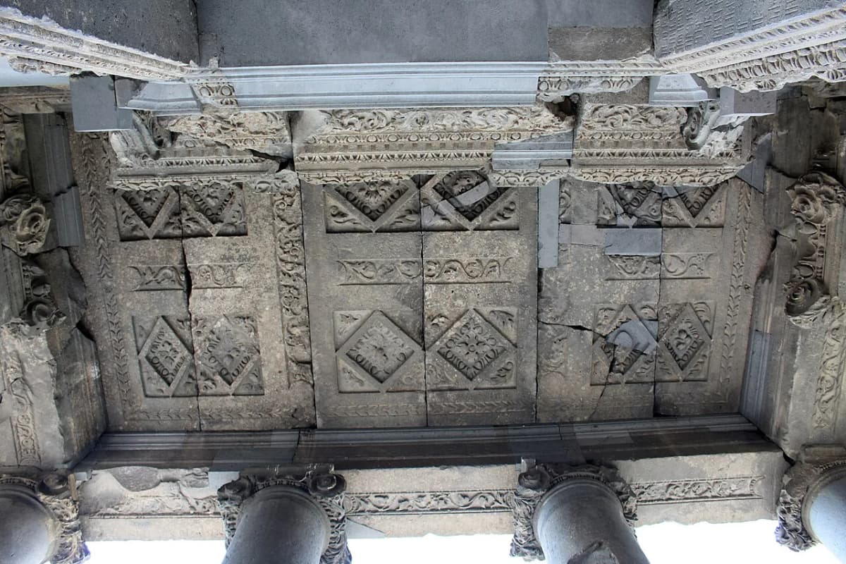 Garni Temple — Soghomon Matevosyan, CC BY-SA 4.0. https://commons.wikimedia.org/wiki/File:-%D4%B3%D5%A1%D5%BC%D5%B6%D5%AB,_%D5%80%D5%A5%D5%A9%D5%A1%D5%B6%D5%B8%D5%BD%D5%A1%D5%AF%D5%A1%D5%B6_%D5%BF%D5%A1%D5%B3%D5%A1%D6%80_7.jpg