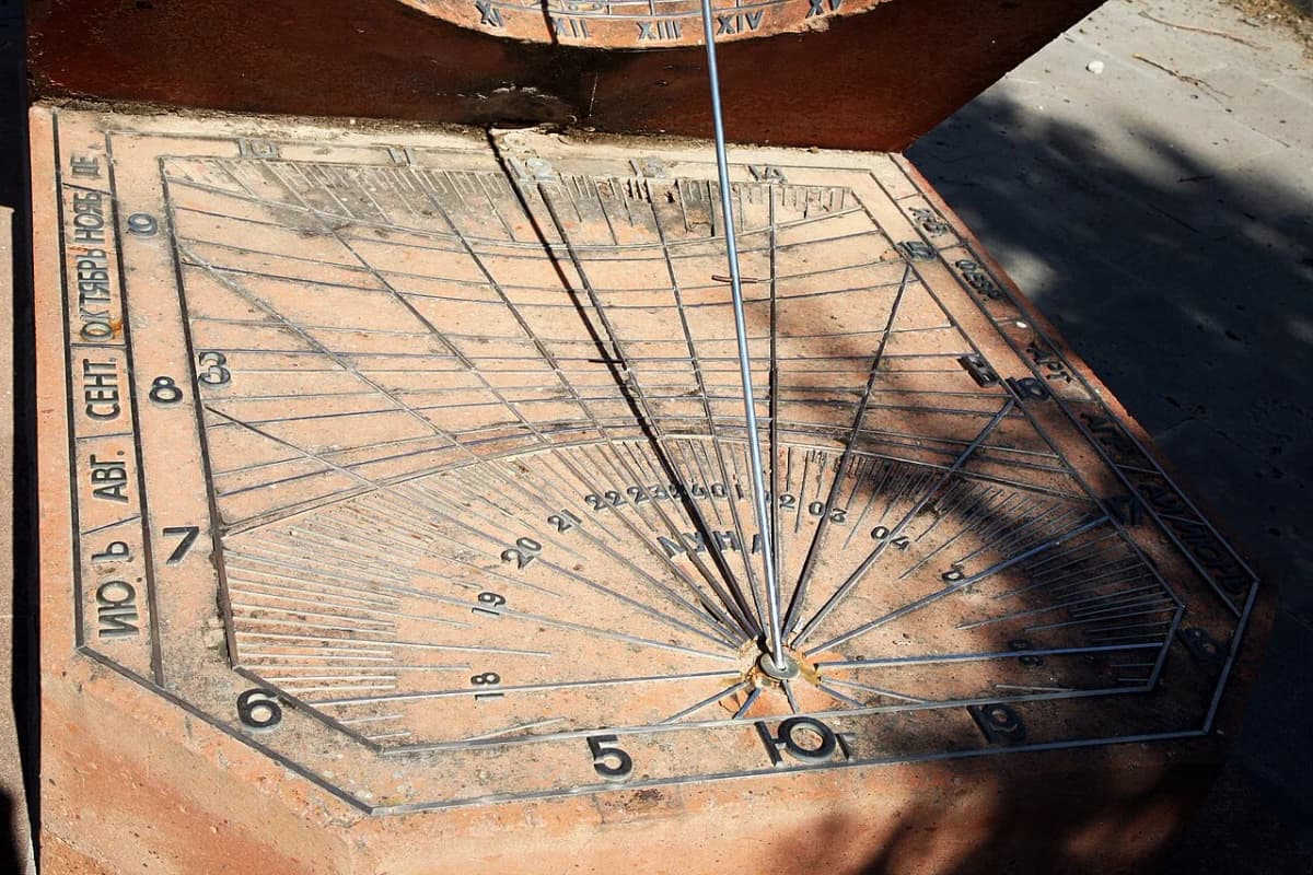 Orgov solar watch and calendar — Vahram Mekhitarian, CC BY-SA 4.0. https://commons.wikimedia.org/wiki/File:Academician_Paris_Herouni%27s_solar_watch_and_calendar_at_Orgov%27s_Radio_Optical_Observatory_8.jpg