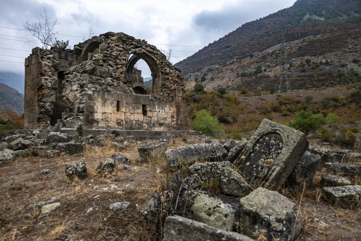 Vladimir Pankratov · CC BY-SA 2.0 · https://creativecommons.org/licenses/by-sa/2.0/ · https://commons.wikimedia.org/wiki/File:Church_of_Tsakut_View_2.jpg