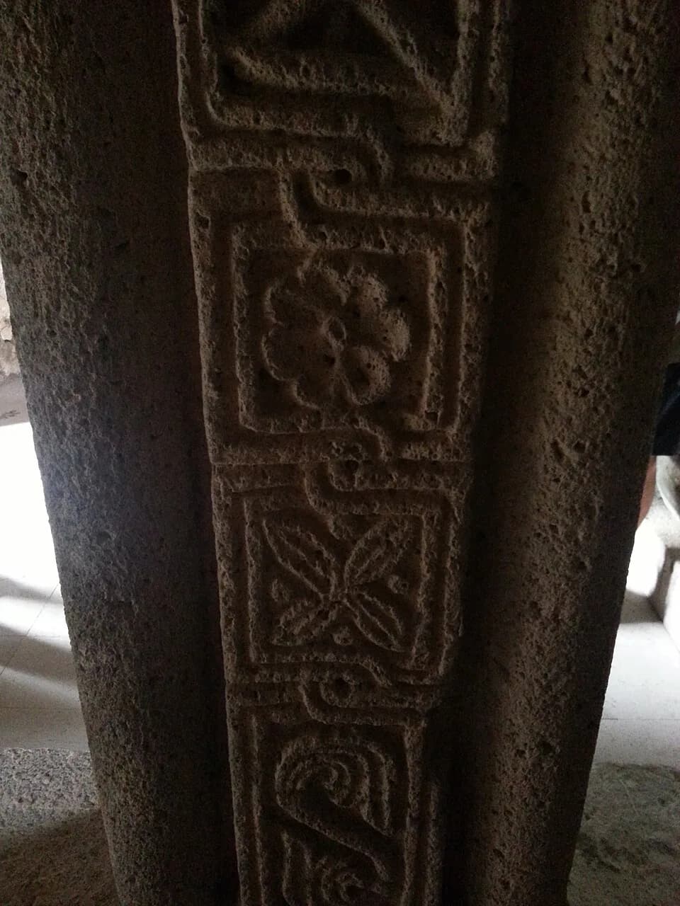 Bgheno Noravank — Haykmelkonyan, CC BY-SA 4.0. https://commons.wikimedia.org/wiki/File:%D4%B2%D5%B2%D5%A5%D5%B6%D5%B8_%D5%86%D5%B8%D6%80%D5%A1%D5%BE%D5%A1%D5%B6%D6%84_%D5%8E%D5%A1%D5%B6%D5%A1%D5%AF%D5%A1%D5%B6_%D5%B0%D5%A1%D5%B4%D5%A1%D5%AC%D5%AB%D6%80_-_Bgheno_Noravank_Monastery_06.jpg