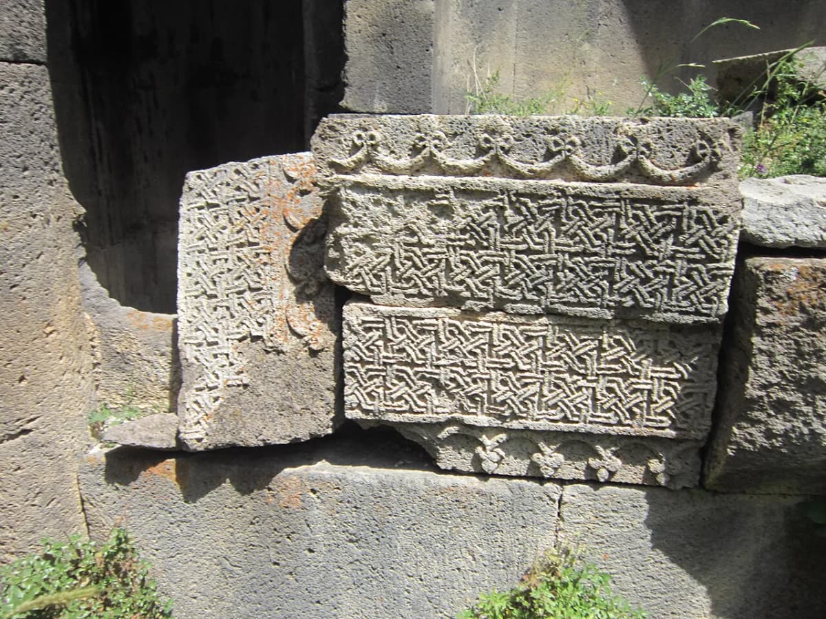 Arates Monastery — Soghomon Matevosyan, CC BY-SA 4.0. https://commons.wikimedia.org/wiki/File:Arates_Monastery_(2).jpg