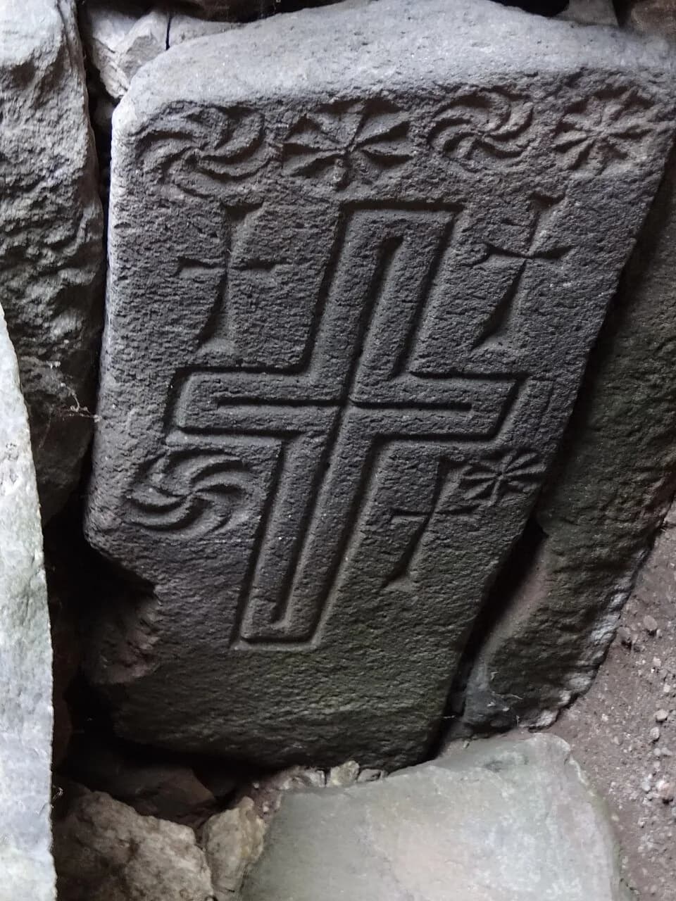 Bardzravan Saint Hripsime — Nune Minasyan, CC BY-SA 3.0. https://commons.wikimedia.org/wiki/File:%D4%B2%D5%A1%D6%80%D5%B1%D6%80%D5%A1%D5%BE%D5%A1%D5%B6,_%D5%BD%D5%A2_%D5%80%D5%BC%D5%AB%D6%83%D5%BD%D5%AB%D5%B4%D5%A5_%D5%A5%D5%AF%D5%A5%D5%B2%D5%A5%D6%81%D5%AB.JPG