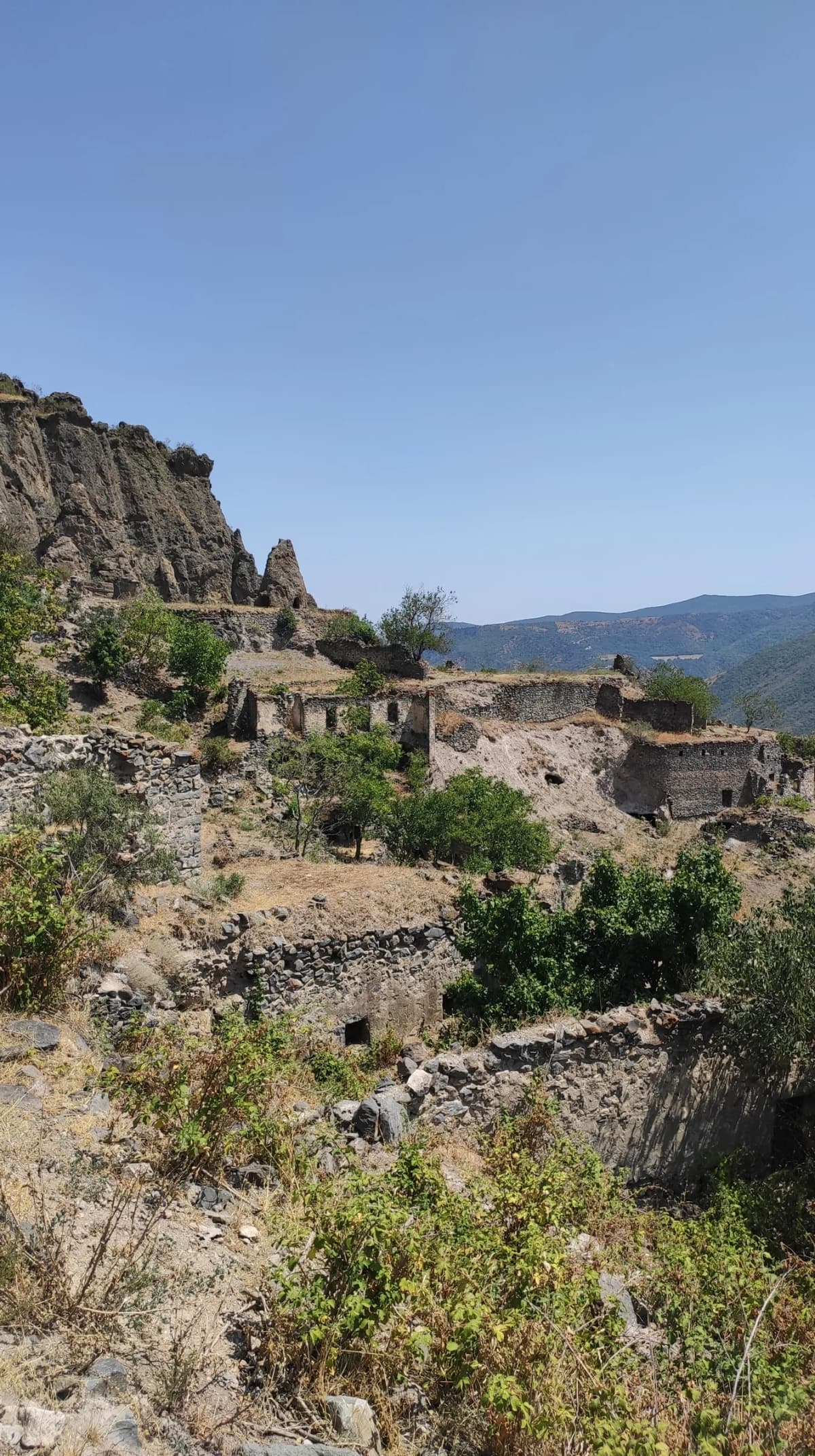 Old Khot — Well-read MountainMan, CC BY-SA 4.0. https://commons.wikimedia.org/wiki/File:Old_Khot_village_3.jpg