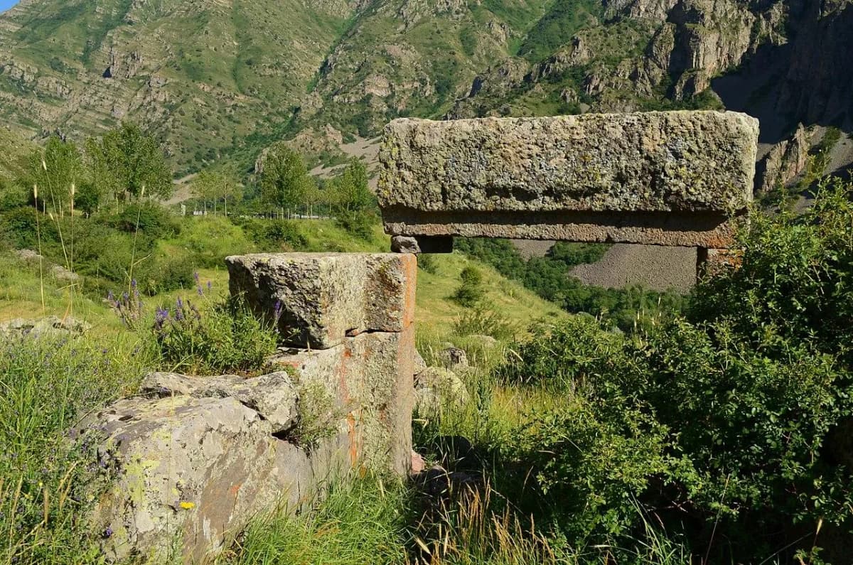 Zorats Church, Yeghegis — Sonashen, CC BY-SA 3.0. https://commons.wikimedia.org/wiki/File:St._Stepanos_Church_in_Yeghegis_05.JPG