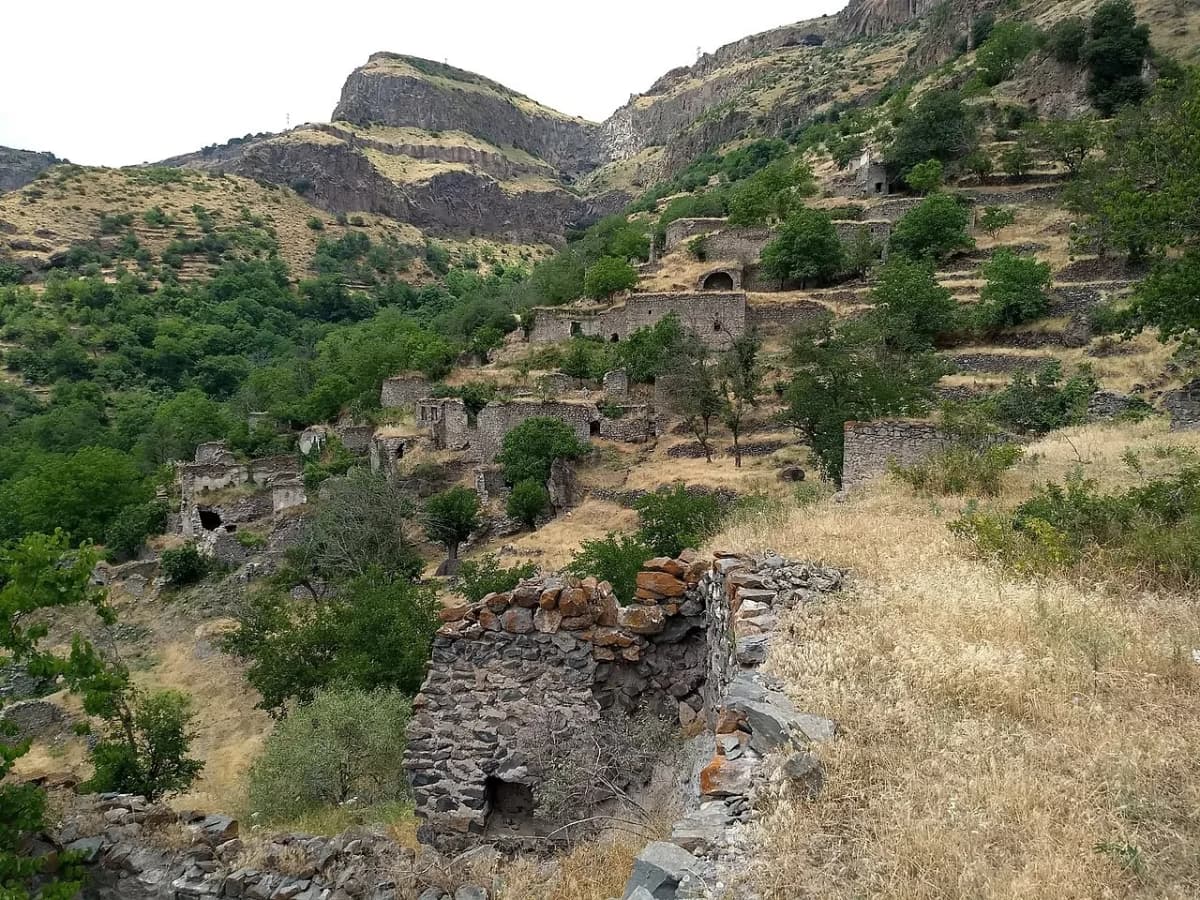 Old Khot — Raffi Kojian, CC BY 4.0. https://commons.wikimedia.org/wiki/File:Khot-raffi_kojian_20190629_134732368.jpg