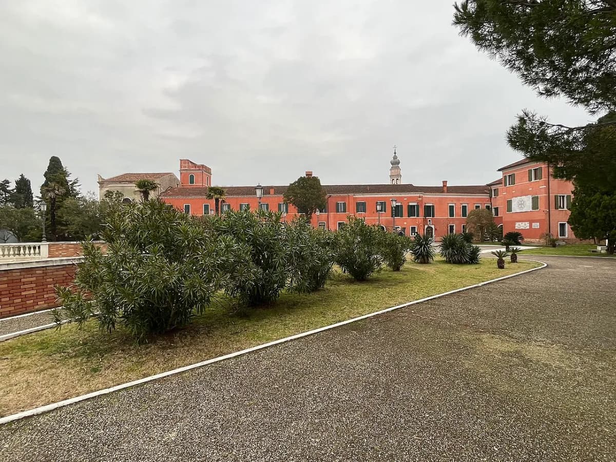 San Lazzaro monastery — Benoît Prieur, CC0. https://commons.wikimedia.org/wiki/File:Le_monast%C3%A8re_San_Lazzaro_(Venise)_en_d%C3%A9cembre_2022.jpg