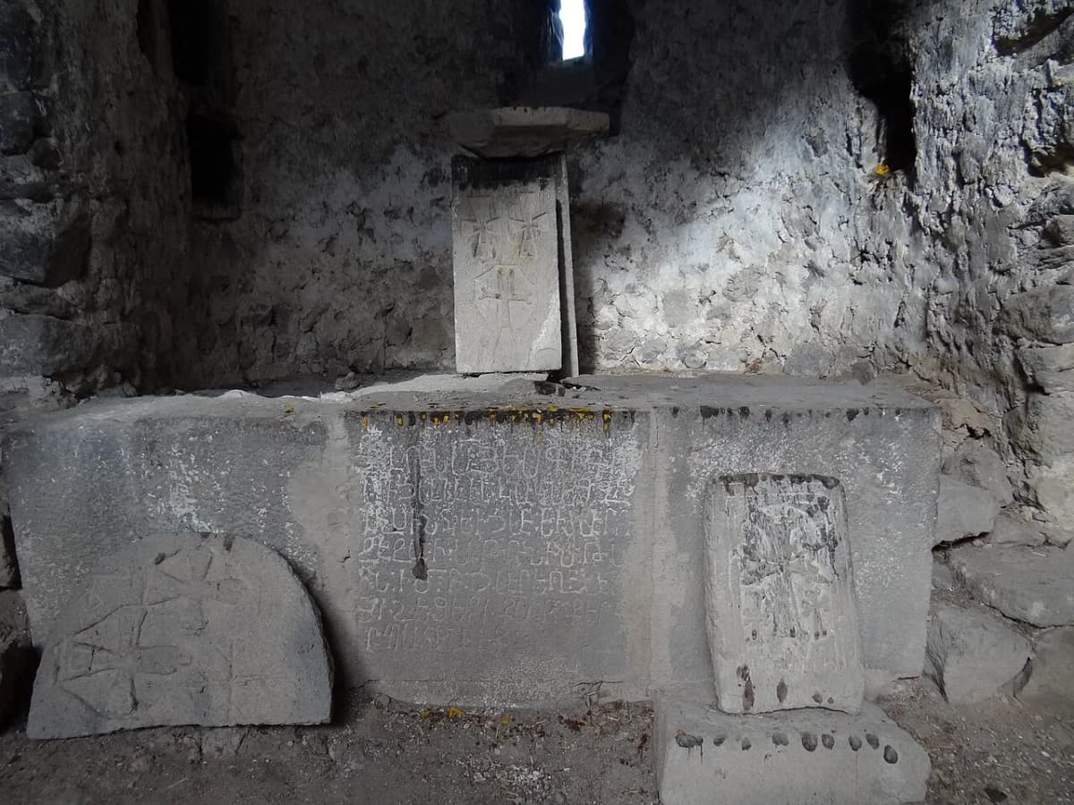 Bardzravan Saint Hripsime — Nune Minasyan, CC BY-SA 3.0. https://commons.wikimedia.org/wiki/File:%D4%B2%D5%A1%D6%80%D5%B1%D6%80%D5%A1%D5%BE%D5%A1%D5%B6,_%D5%BD%D5%A2_%D5%80%D5%BC%D5%AB%D6%83%D5%BD%D5%AB%D5%B4%D5%A5_%D5%A5%D5%AF%D5%A5%D5%B2%D5%A5%D6%81%D5%B8%D6%82_%D5%AD%D5%B8%D6%80%D5%A1%D5%B6%D5%A8.JPG