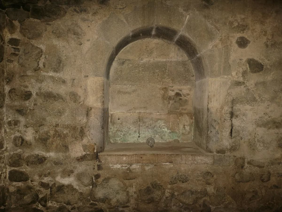 Lor Saint Gevorg — Soghomon Matevosyan, CC BY-SA 4.0. https://commons.wikimedia.org/wiki/File:Lor,_Saint_Gevorg_church_06.jpg