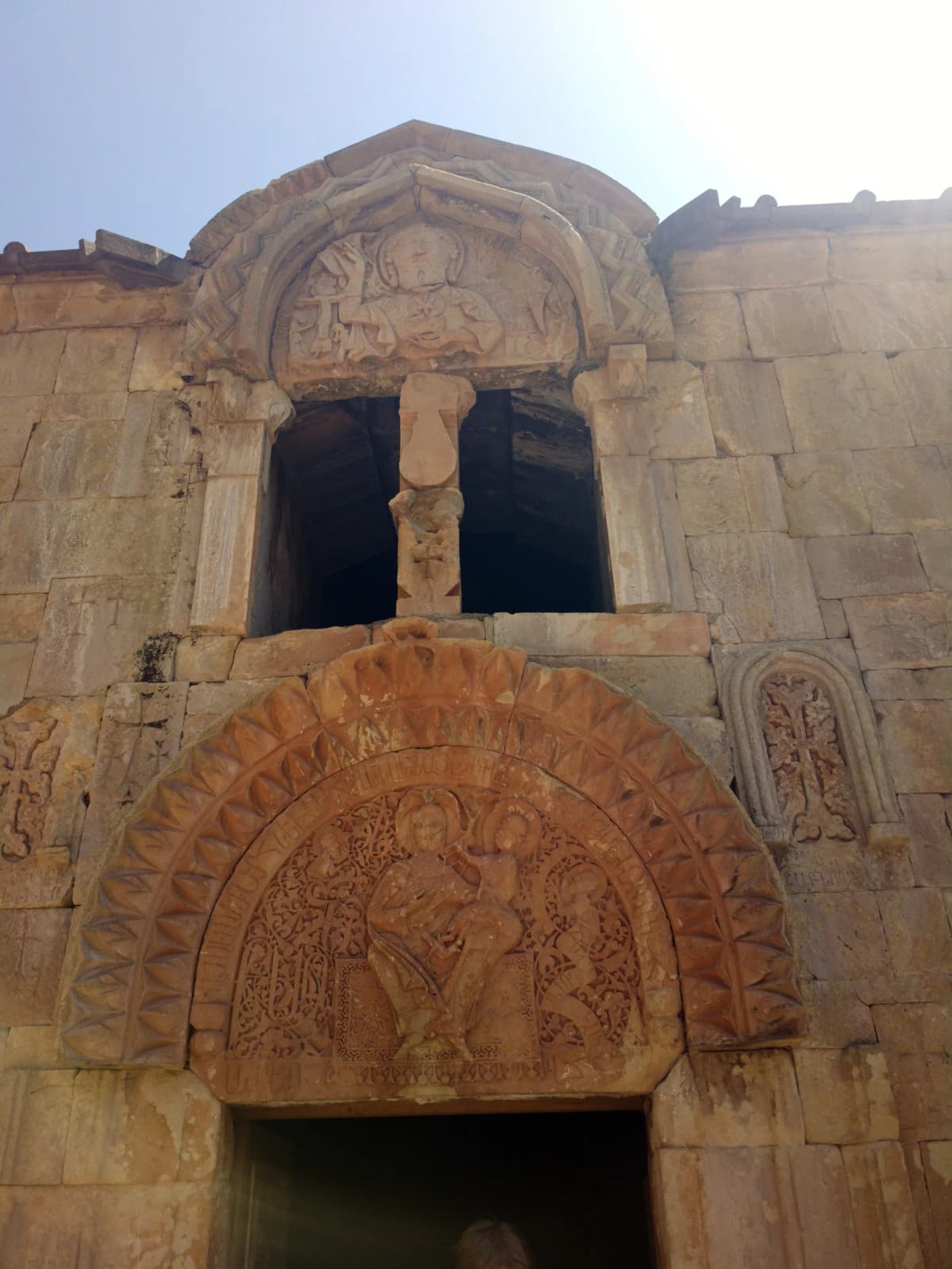 Noravank — Soghomon Matevosyan, CC BY-SA 4.0. https://commons.wikimedia.org/wiki/File:%2BAmaghu_Noravank_Monastery_21.jpg