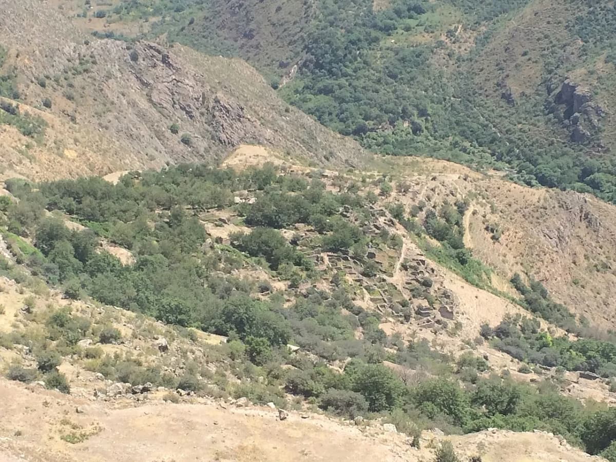 Old Halidzor ruins — Pandukht, CC BY-SA 4.0. https://commons.wikimedia.org/wiki/File:Old_Halidzor.JPG