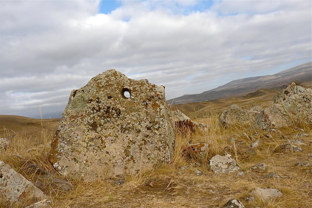 Rita Willaert · CC BY 2.0 · https://creativecommons.org/licenses/by/2.0/ · https://commons.wikimedia.org/wiki/File:Zorats_Karer_-_Carahunge_-_Armenia_(2919778422).jpg